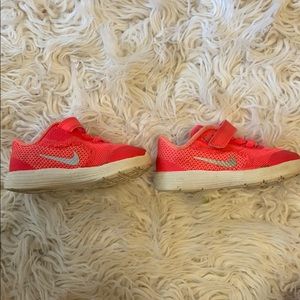 Toddler Nike Velcro tennis shoes